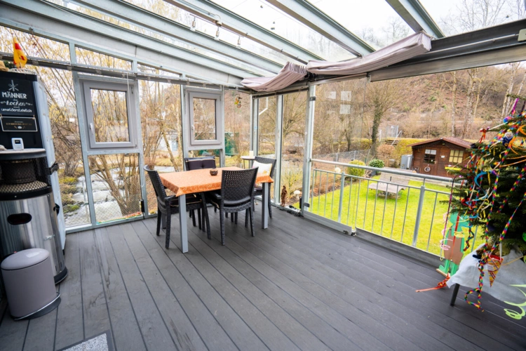 Erdgeschoss - Terrasse überdacht, mit Seitenverkleidung und neuer Markise