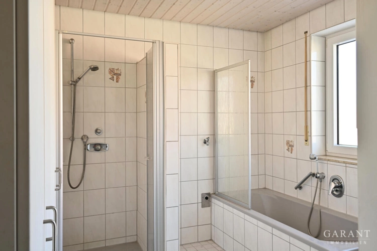 Tageslichtbad-mit-Wanne-und-Dusche