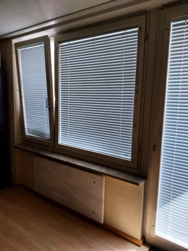 Fenster mit Jalousien