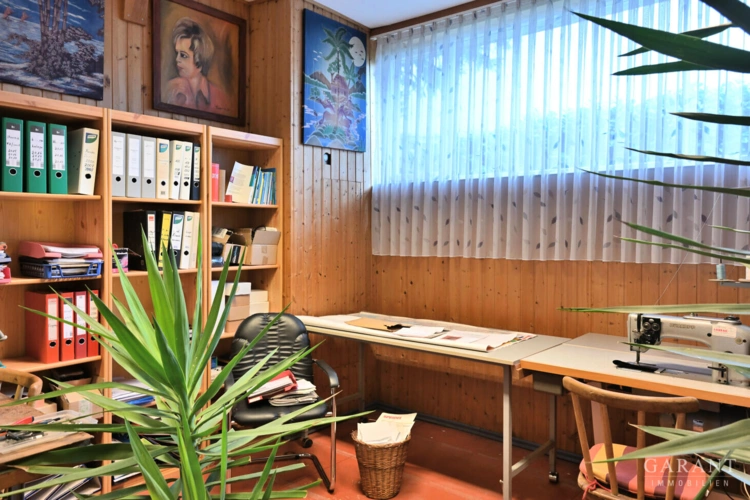 Büro in der Werkstatthalle