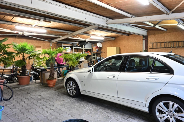 Garagenhalle.