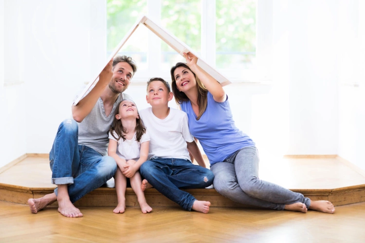 Familie mit Dach über den Kopf