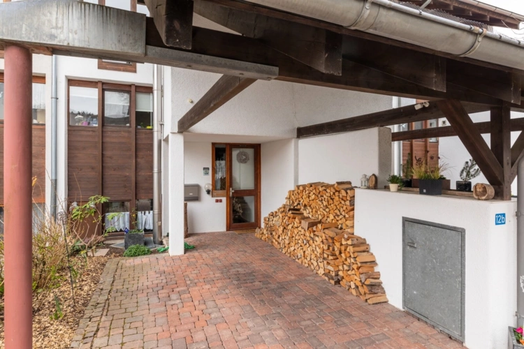 Carport und Eingang