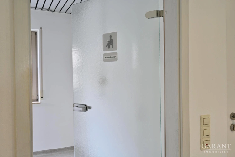 Glastuere-zum-Wartezimmer