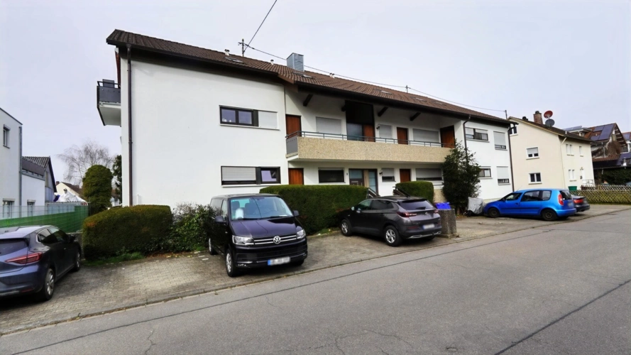 Außenansicht + KFZ-Stellplatz