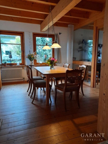Eszimmer mit Blick ins Büro