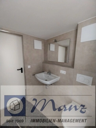 separate Toilette und Zugang in Technikraum