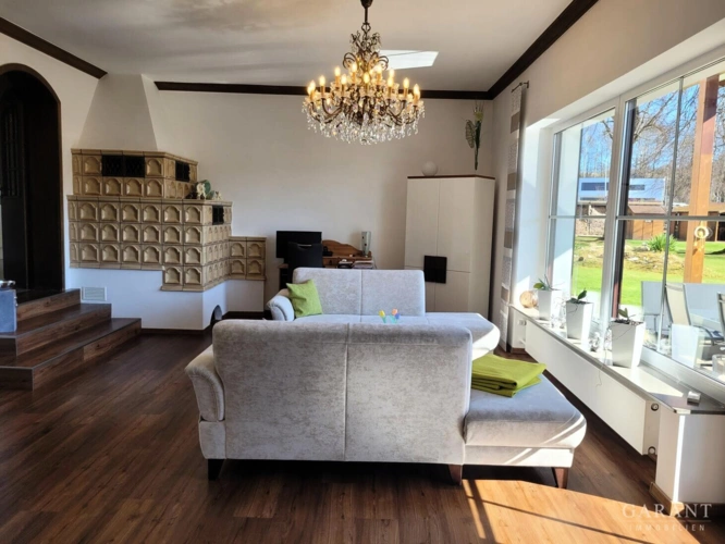 Wohnzimmer-mit-Zugng-zur-Terrasse-und-Garten