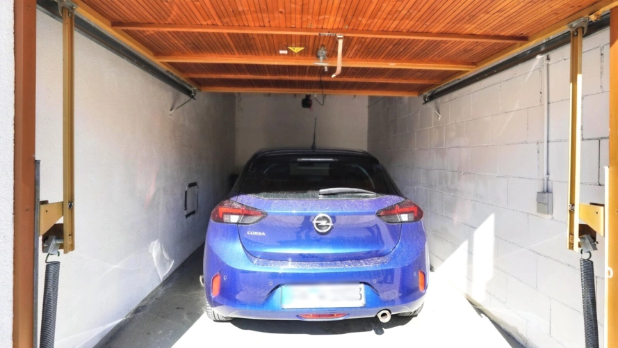 Garage mit elektr. Torantrieb