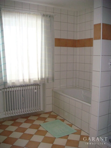 Badewanne neben Dusche