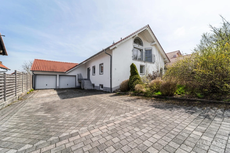 Ansicht Straße mit Garagen