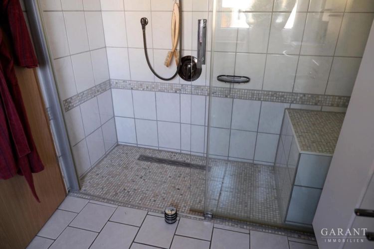 Grosse-moderne-Dusche