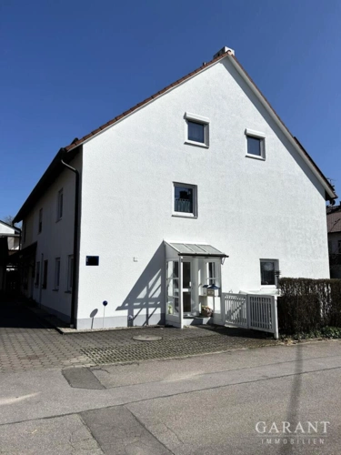 Eingangsseite mit Stellplatz