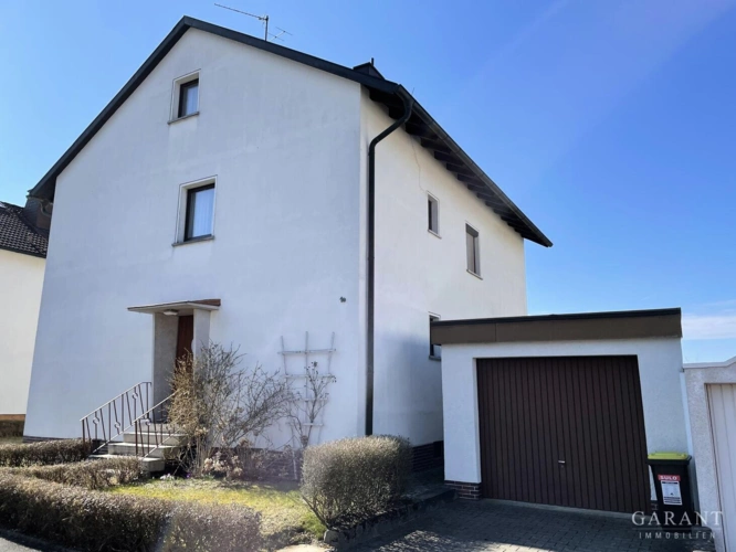 Hausansicht mit Garage