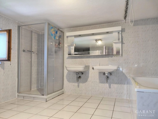Bad mit Dusche/Wanne
