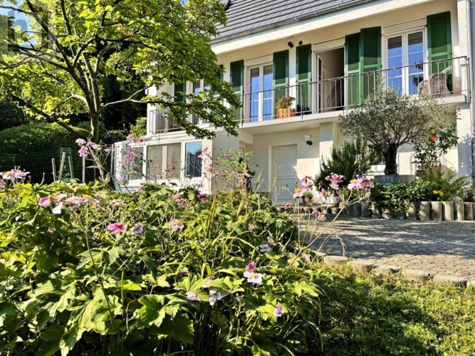 Vorplatz Gebäude