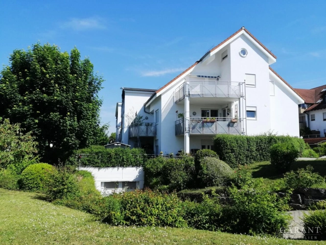 Hausansicht mit Einfahrt zur Tiefgaragen