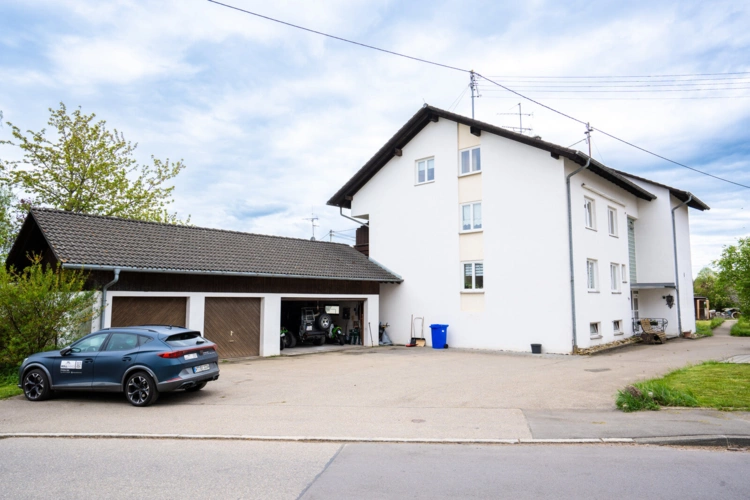 Ansicht Straße mit Garagen