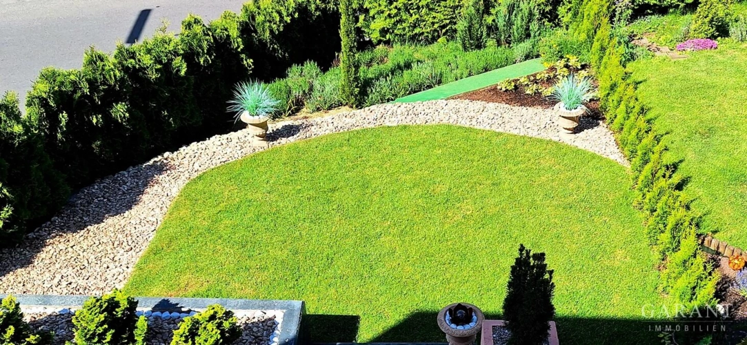 Gartenbereich 4 Blick von Terrasse