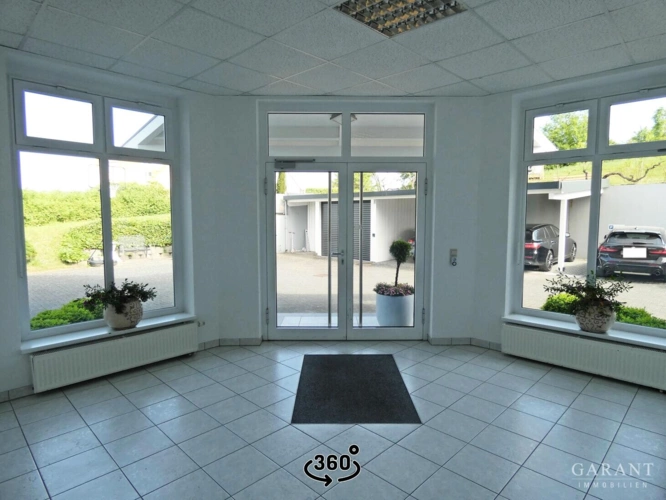- Foyer
