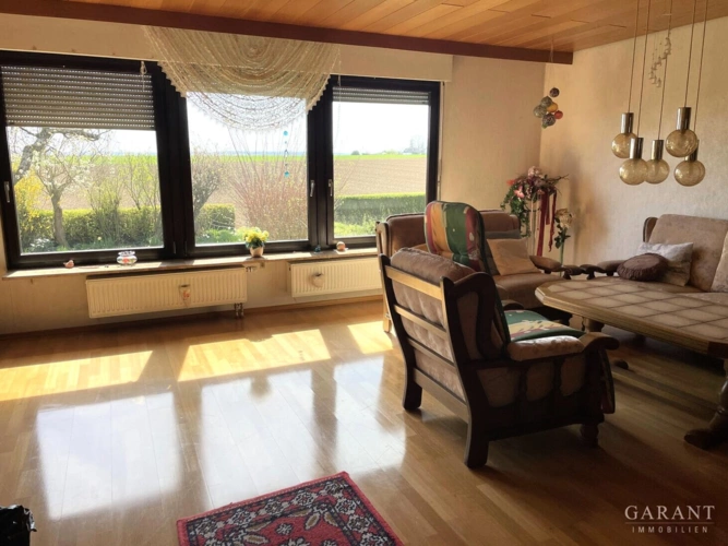 EG-Wohnzimmer-mit-Blick-uebers-Feld