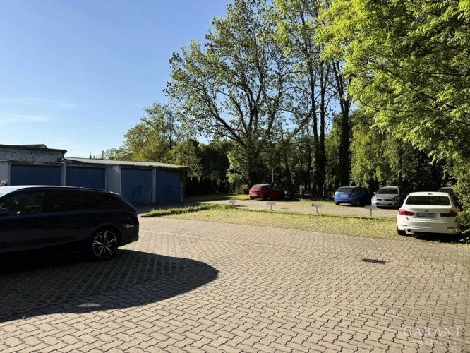 Parkplatz + Garagen