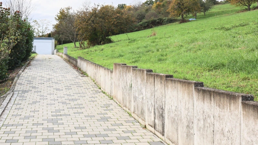 Zufahrt zum Baugrundstück