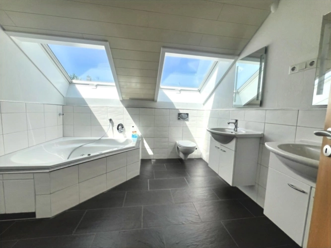 helles Badezimmer mit Dusche und Badewanne