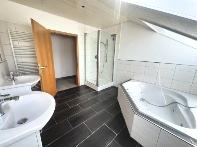 Badezimmer mit zwei Waschbecken