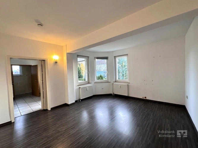 Wohnzimmer mit Zugang zur Küche