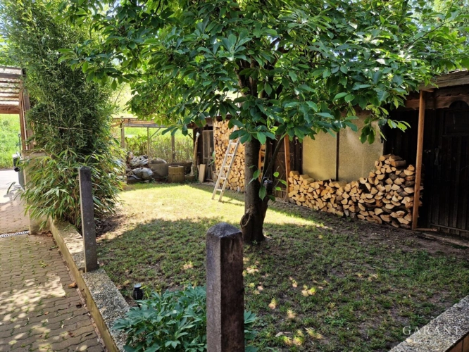 Gartenanteil mit Holzlege
