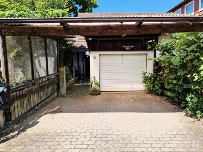 Hofeinfahrt mit Stellplatz und Garage