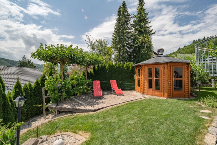 Sonnenterrasse und Pavillon