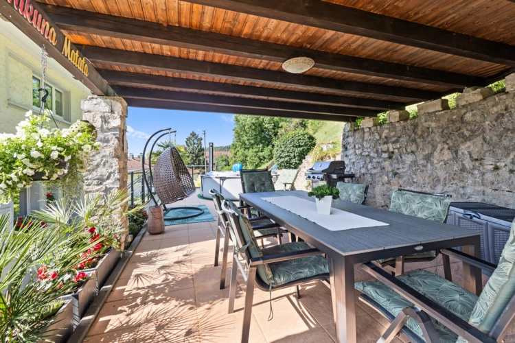 wunderschöne überdachte Terrasse