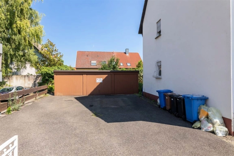 3 Garagen u. Stellplätze