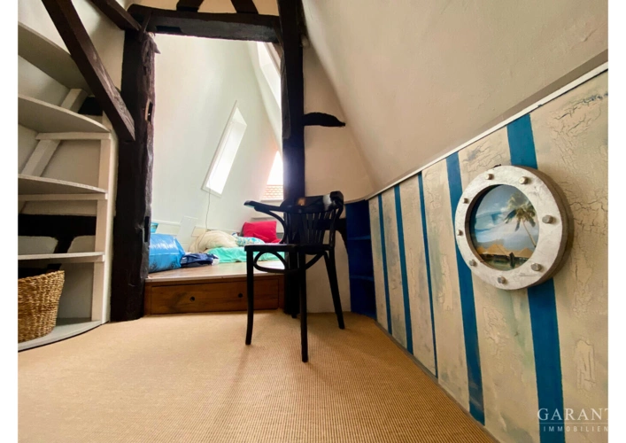Elternschlafzimmer OG mit erhöhtem Bett und Latten
