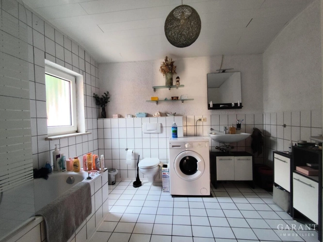 geräumiges Badezimmer