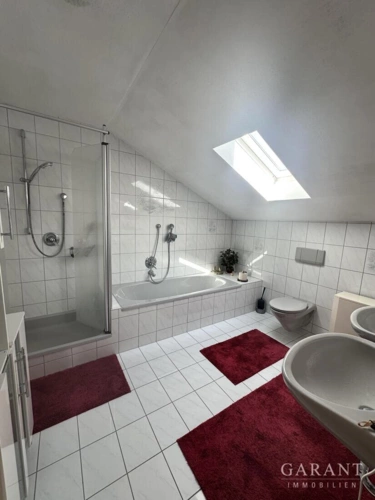 Tageslichtbad mit Dusche und Wanne.