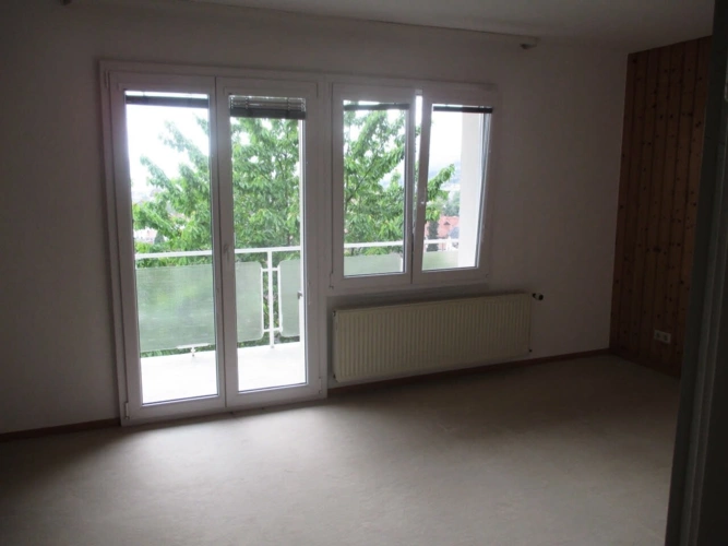 Wohnzimmer mit Balkon