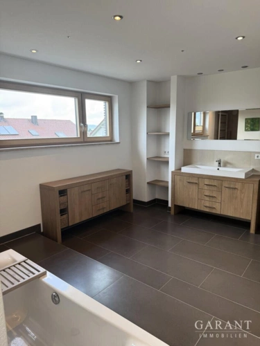 Badezimmer mit Dusche, Badeanne und Doppelwaschbec
