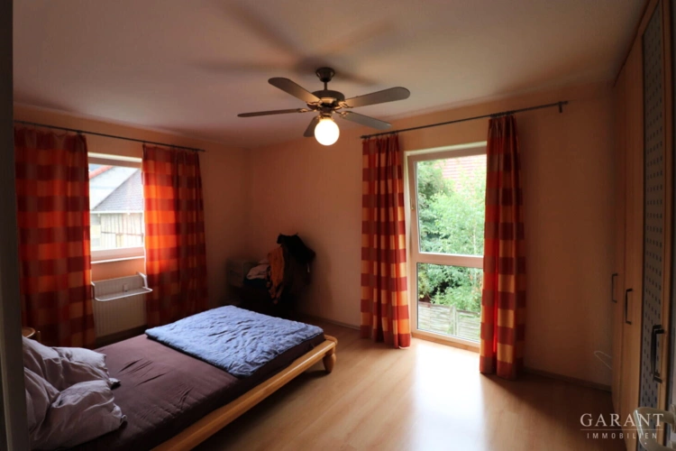 Schlafzimmer mit viel Licht