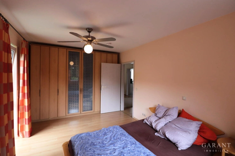 geräumiges Schlafzimmer