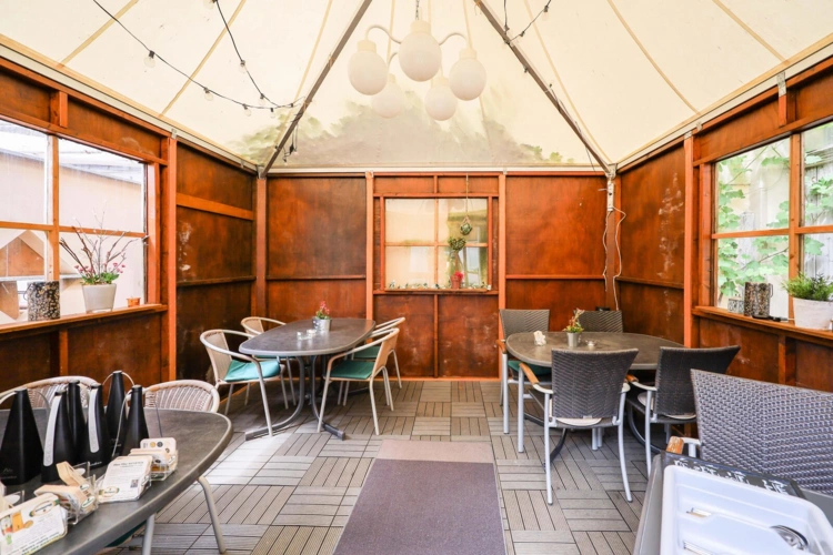 Sitzbereich Restaurant im Innenhof