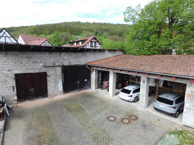 Halle mit Carport