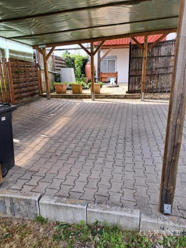Carport und Terrasse