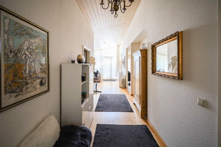 Breiter und heller Wohnungsflur
