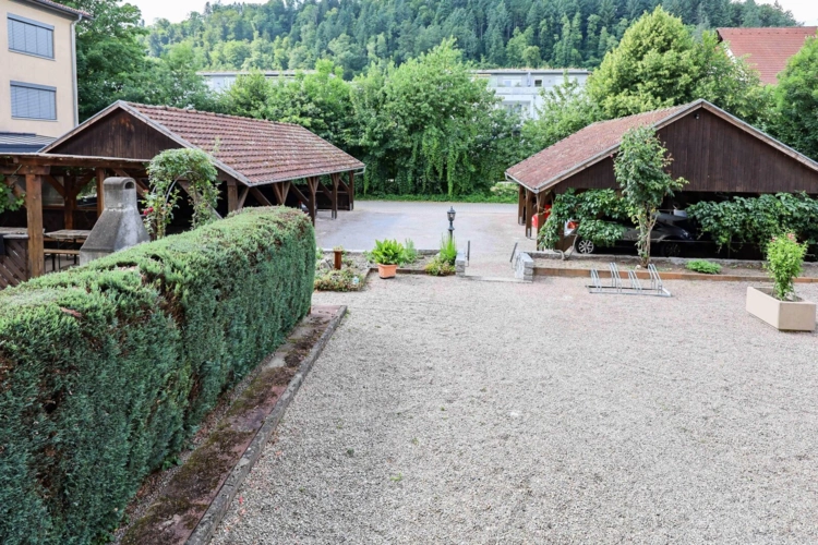 Blick Gartne und Carports