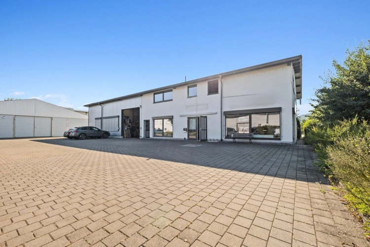 Ansicht - separat links Zelthalle, links Halle/Werkstatt, rechts Ausstellung, Büro und Wohnung/Büro im OG