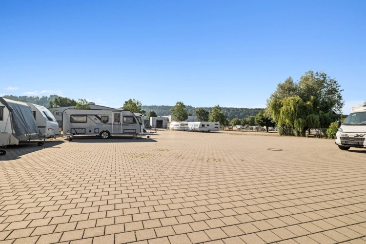 Platz befestigt, gepflastert
