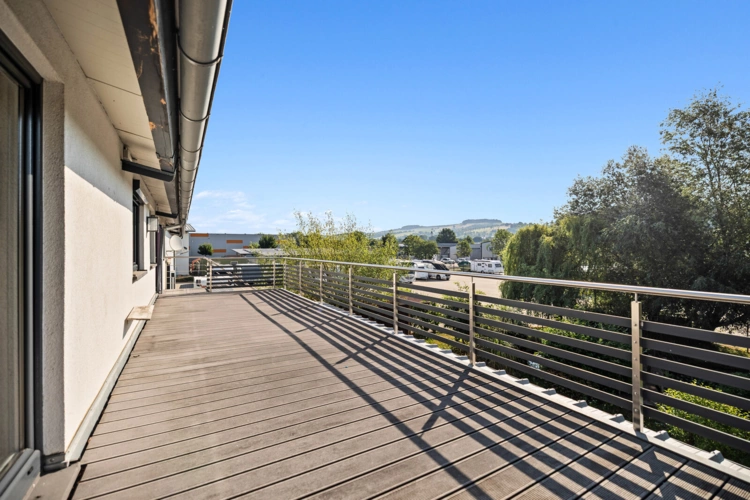 Balkon mit Treppenabgang aufs Grundstück